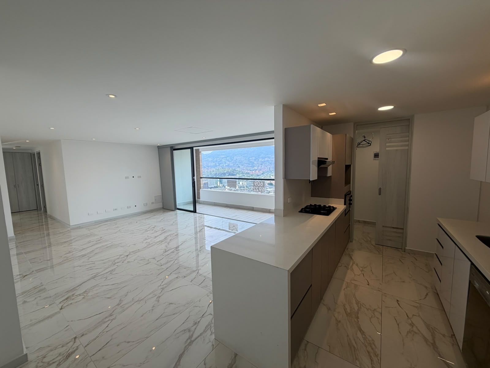 APARTAMENTO EN ARRIENDO UBICADO EN MEDELLÍN SECTOR POBLADO - 3