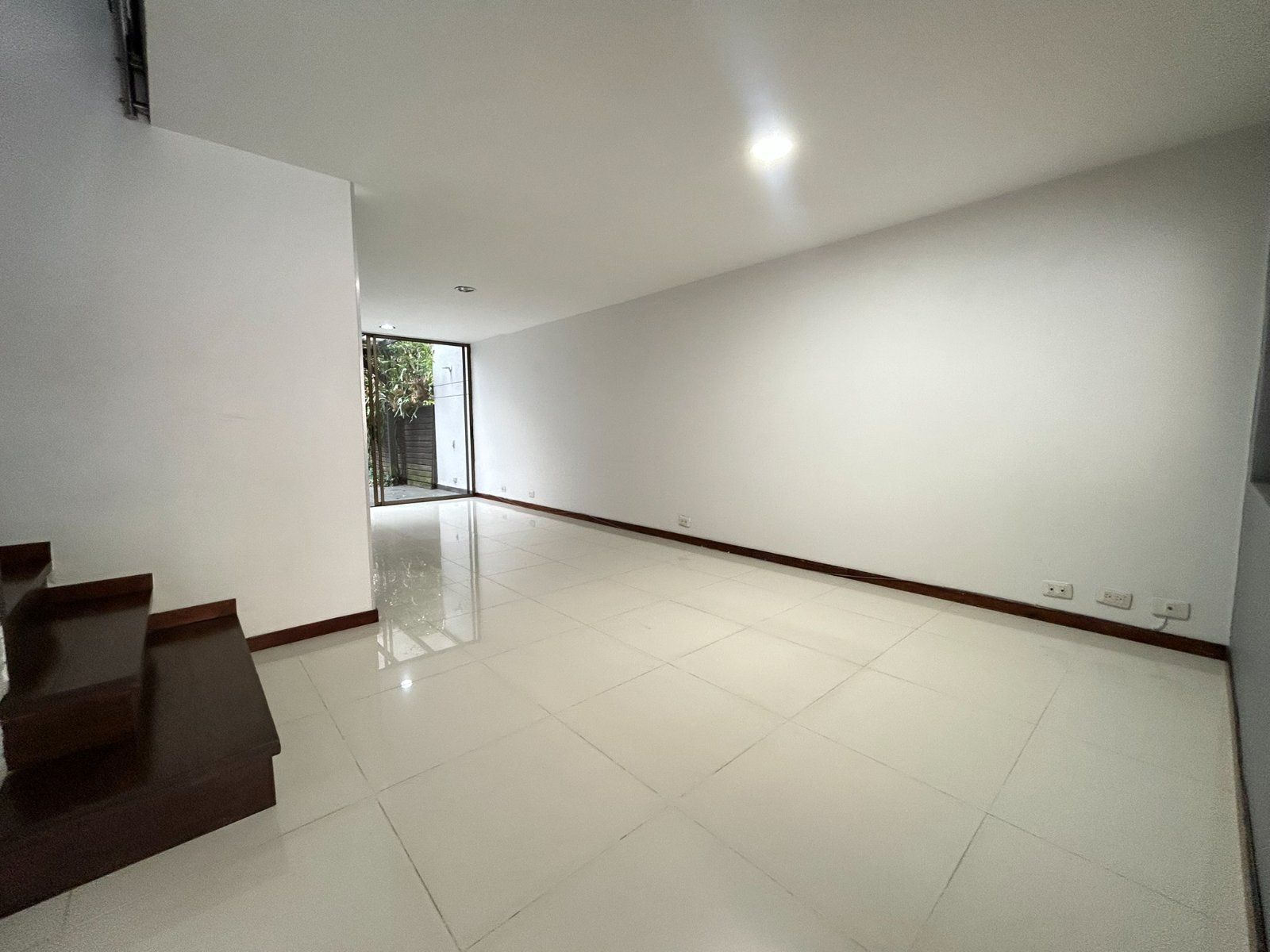 CASA EN ARRIENDO UBICADA EN ENVIGADO SECTOR CUMBRES - 2