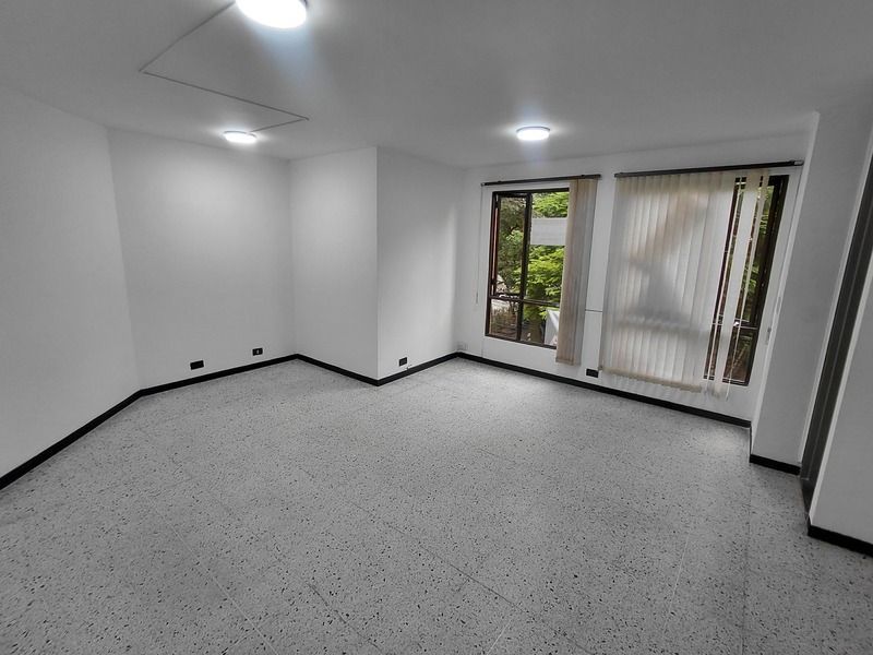 Oficina en arriendo ubicada en Medellín, sector Estadio - 3