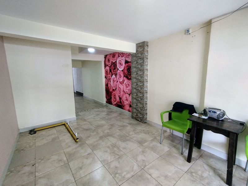 Local en arriendo ubicado en Medellín, sector Simón Bolívar - 2
