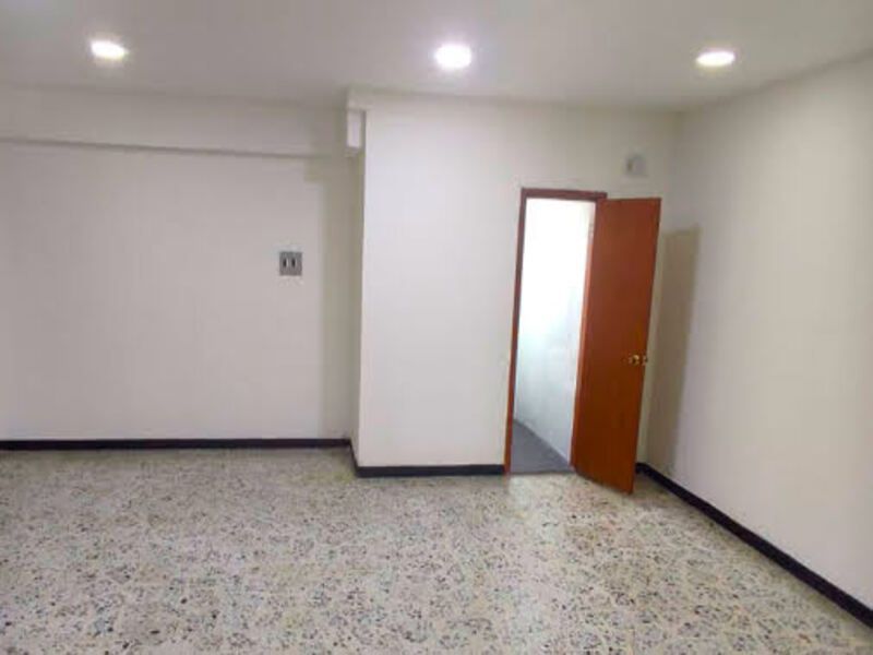 Local en arriendo ubicado en Medellín, sector Candelaria - 3