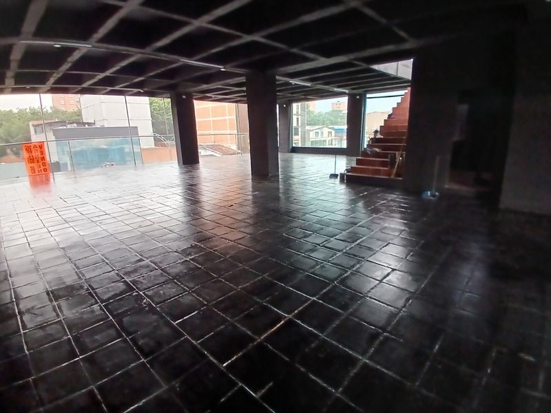 Local en arriendo ubicado en Medellín, sector Laureles - 8