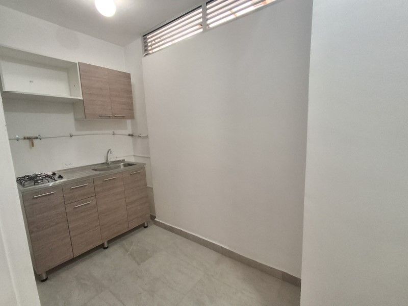 Local en arriendo ubicado en Medellín, sector Laureles - 9