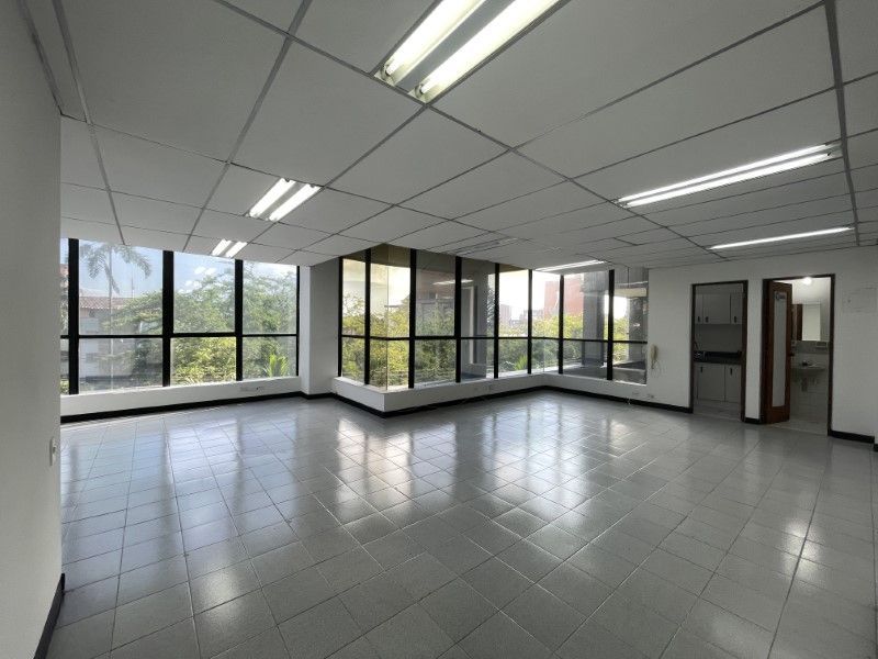 Oficina en arriendo ubicada en Medellín, sector Avenida Nutibara - 8