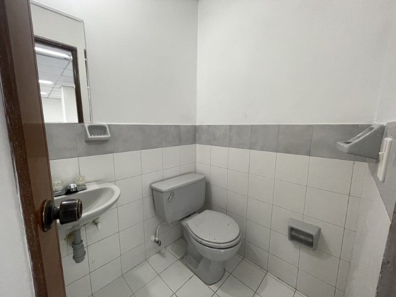 Oficina en arriendo ubicada en Medellín, sector Avenida Nutibara - 11