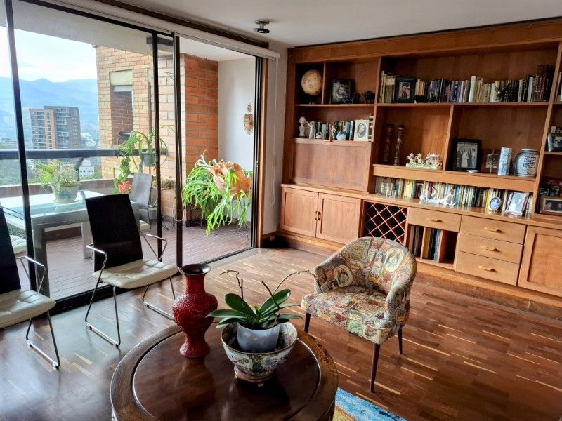 Apartamento en venta ubicado en Medellín, sector Loma de los Gonzalez - 2