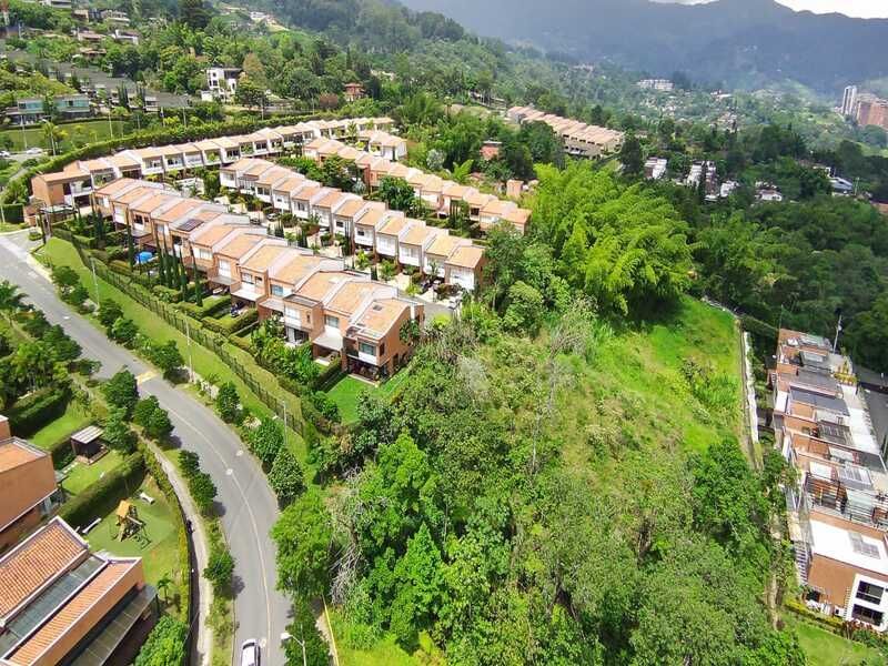 Lote en venta ubicado en Envigado, sector La Calleja - 2