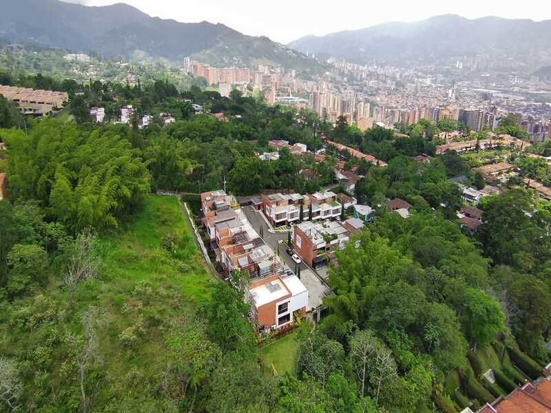 Lote en venta ubicado en Envigado, sector La Calleja - 3