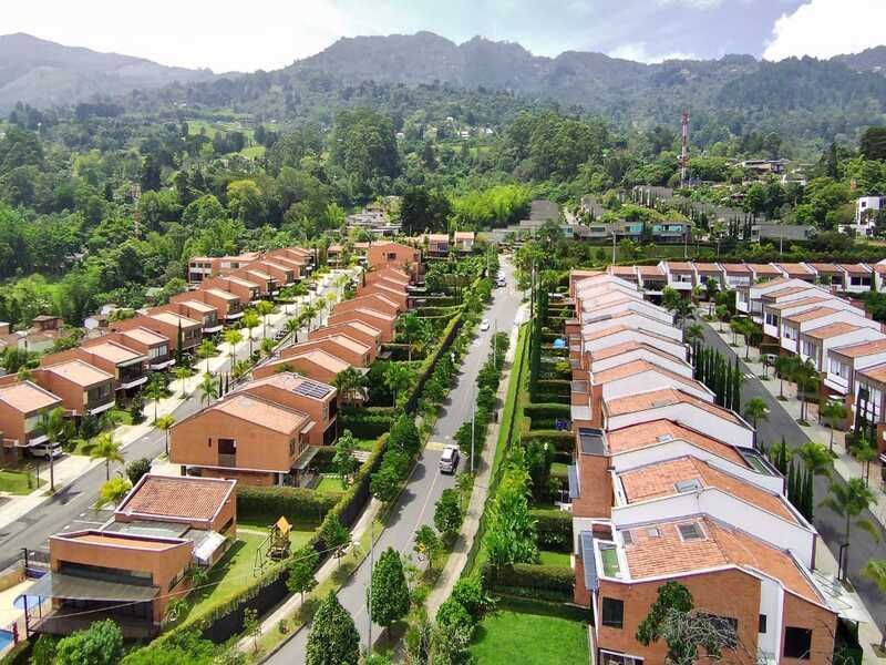Lote en venta ubicado en Envigado, sector La Calleja - 6