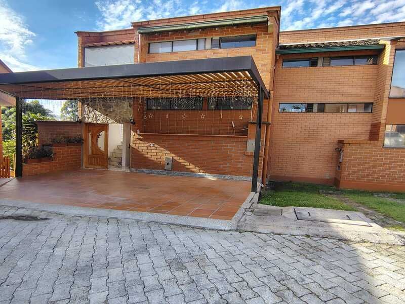 Casa en venta ubicada en Rionegro, sector La Macarena - Frente al Club - 2