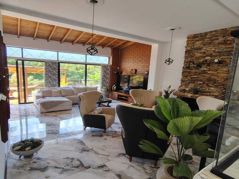 Casa en venta ubicada en Rionegro, sector La Macarena - Frente al Club - 3