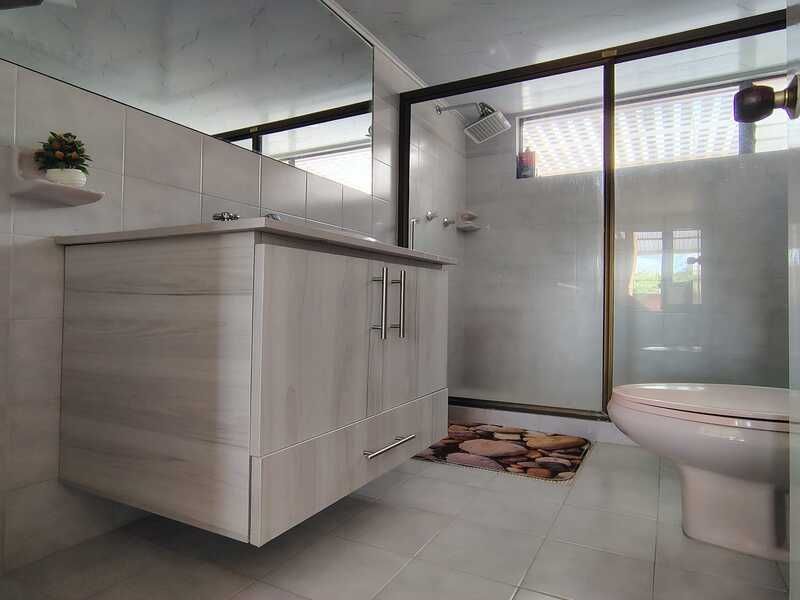 Casa en venta ubicada en Rionegro, sector La Macarena - Frente al Club - 21