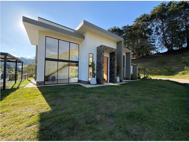 Casa en arriendo ubicada en La Ceja, sector Montesol - 2