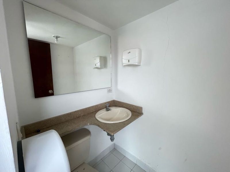 Oficina en arriendo ubicada en Medellín, sector Laureles - 11
