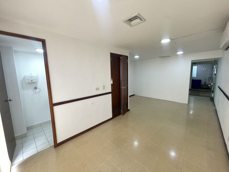 Oficina en arriendo ubicada en Medellín, sector Laureles - 8