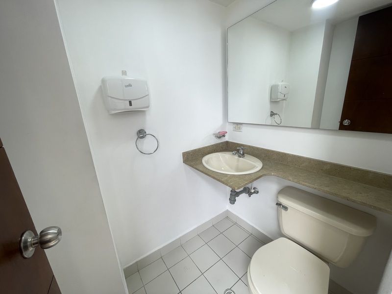 Oficina en arriendo ubicada en Medellín, sector Laureles - 12