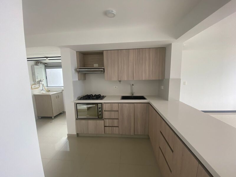 Apartamento en arriendo ubicado en Medellín, sector Loma de los Bernal - 2
