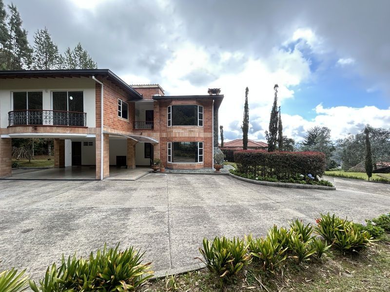Casa en arriendo ubicada en Envigado, sector Loma del Escobero - 2