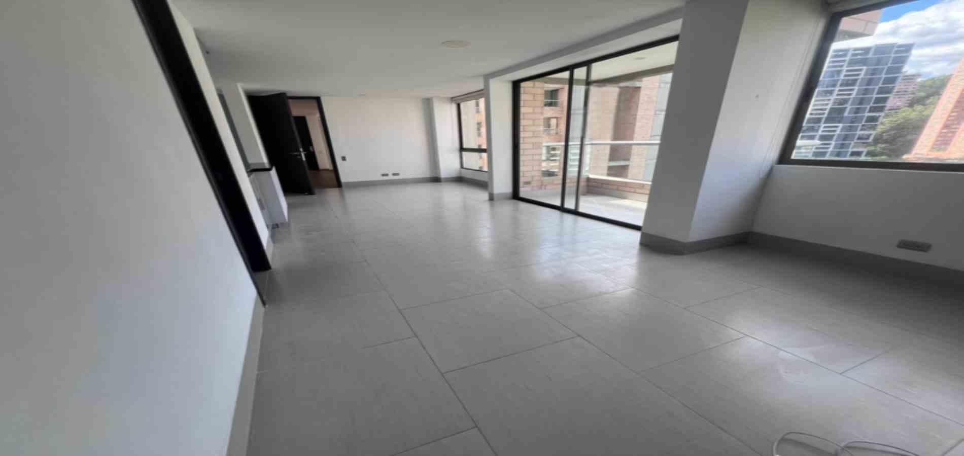 Apartamento en arriendo ubicado en Medellín, sector Altos del Poblado - 2