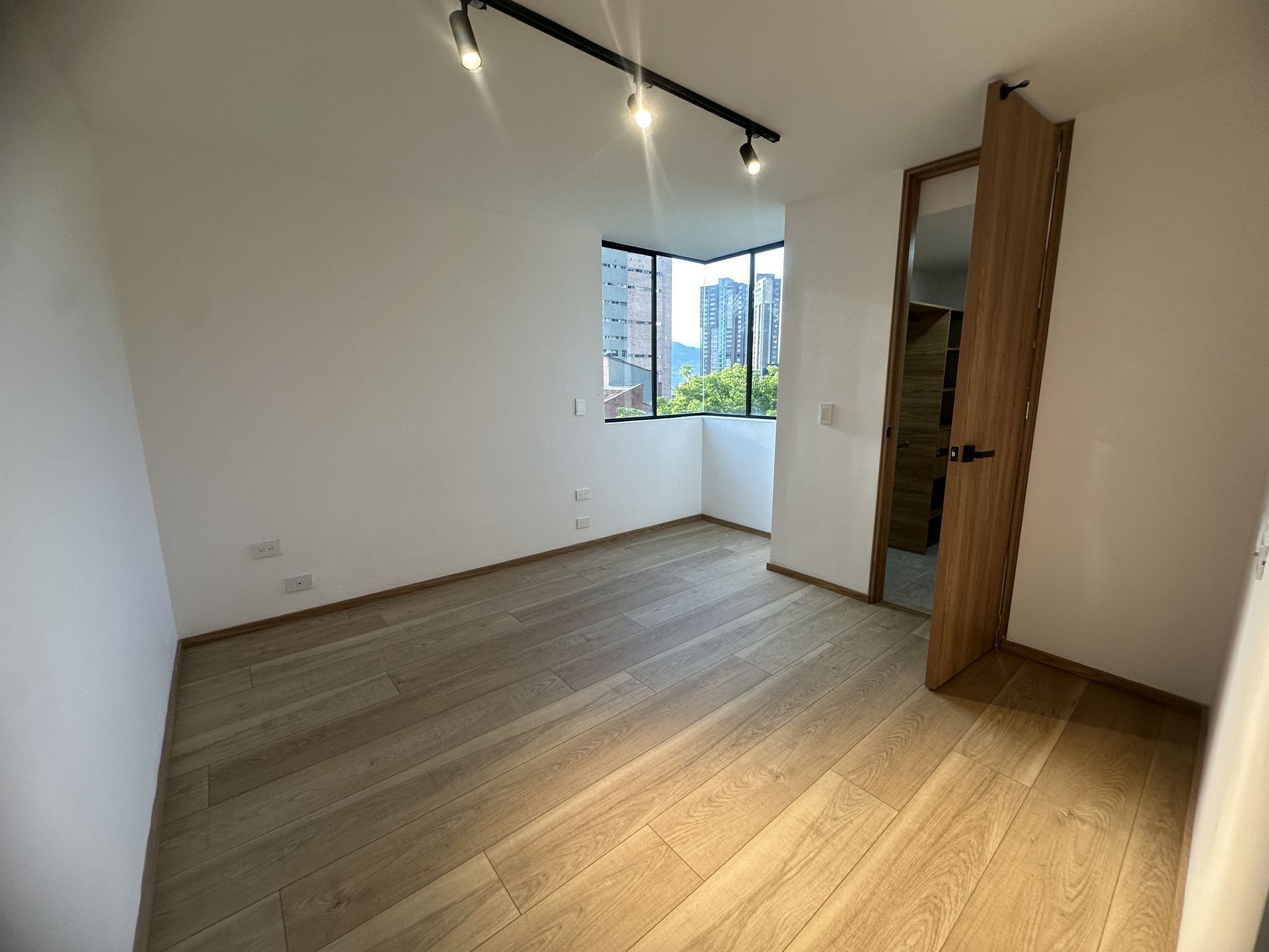 APARTAMENTO EN ARRIENDO UBICADO EN EL POBLADO SECTOR TRANSVERSAL INFERIOR - 12
