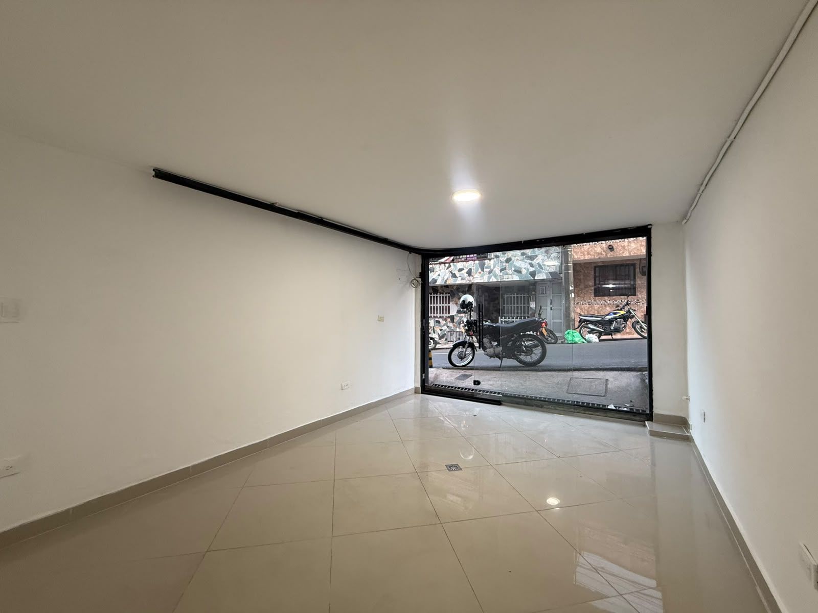 LOCAL EN ARRIENDO UBICADO EN ITAGUI SECTOR SAN PIO - 2