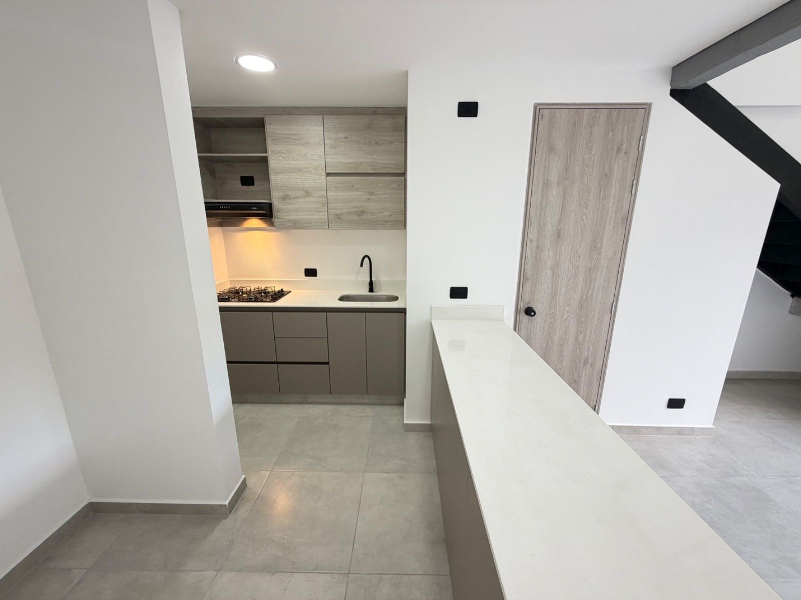 APARTAESTUDIO EN ARRIENDO UBICADO EN ENVIGADO SECTOR LOMA DEL ESCOBERO