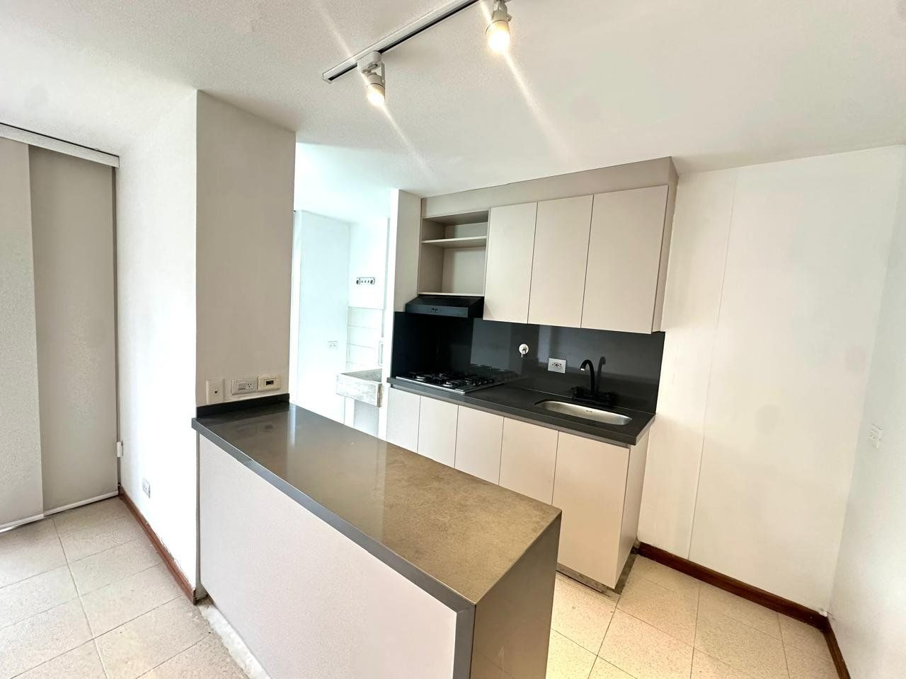 APARTAMENTO EN ARRIENDO UBICADO MEDELLIN SECTOR AGUACATALA - 3